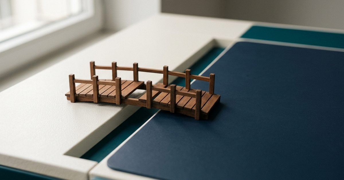 Kleine Holzbrücke mit einer fehlenden Planke in der Mitte