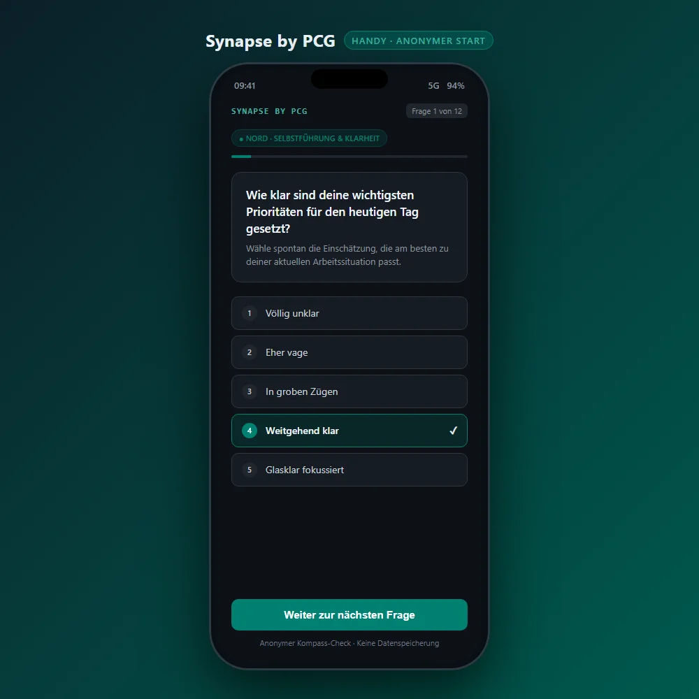Synapse auf dem Smartphone: Einstieg in den anonymen Kompass-Check und erste von zwölf Fragen, dargestellt mit erfundenen Beispielwerten.