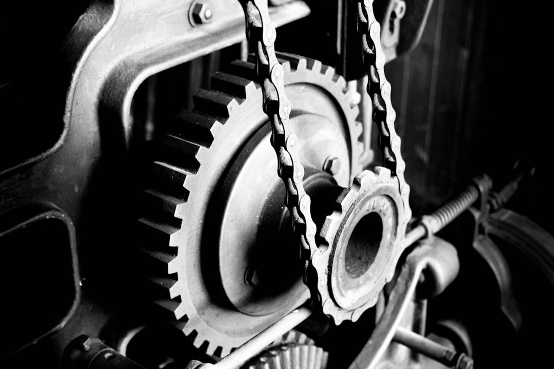 Grafik, die Zahnräder darstellt, die ineinandergreifen, symbolisiert den Prozess der Organisationsentwicklung und Transformation.