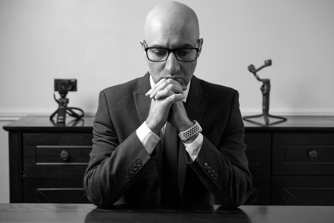 Eine Gruppe von Führungskräften ist in einem angeregten Gespräch in einem modernen Konferenzraum.